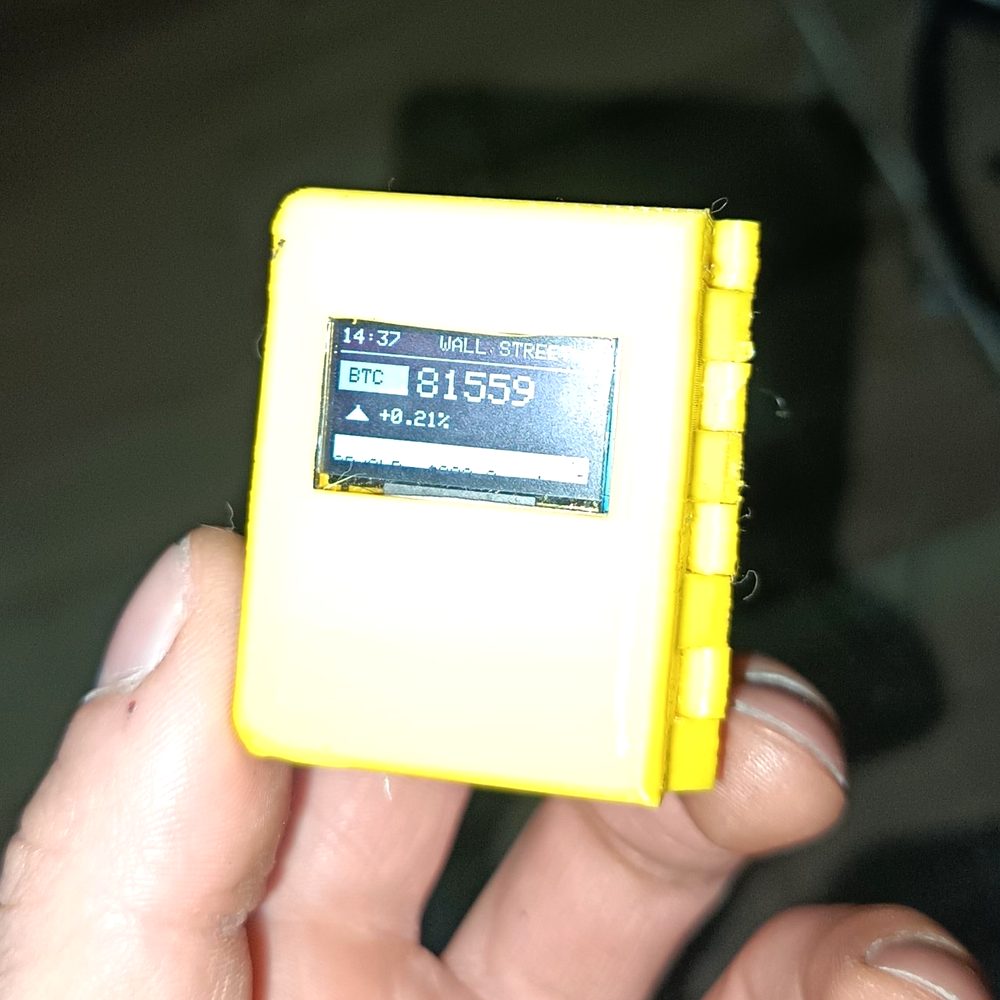 CUBCO Básico amarillo, de frente, mostrando BTC a 81559 con alza de 0,21 %
