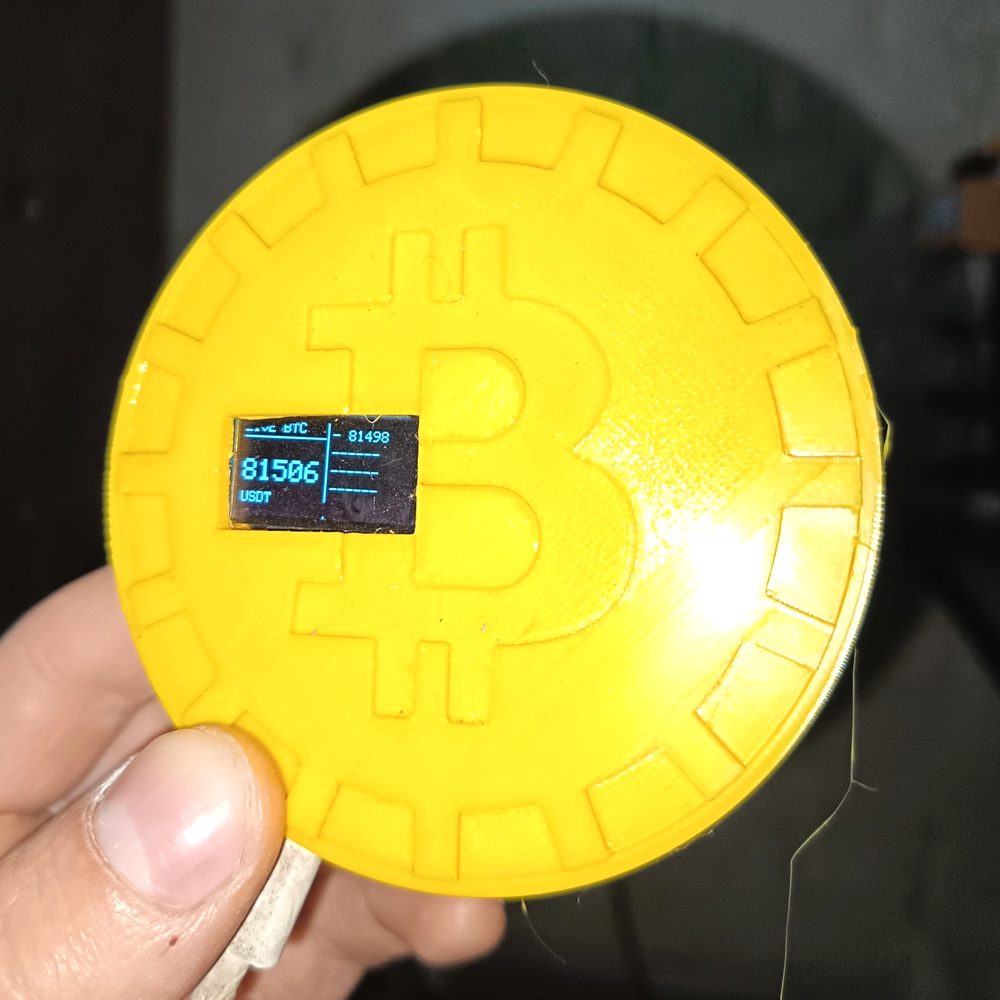 CUBCOIN, moneda Bitcoin amarilla con pantalla que muestra BTC a 81506 USDT